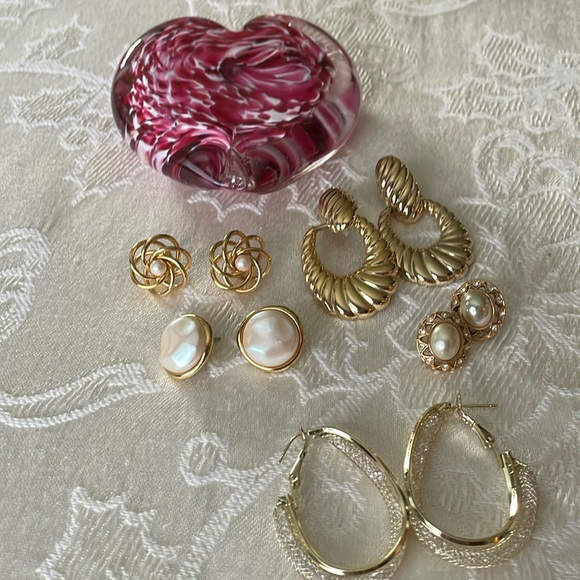 Five Pair Gold Tone Pierced Earrings Fashion Jewelry - Picture 1 of 4